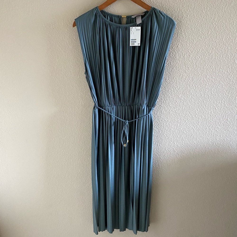 H&M’s green dress